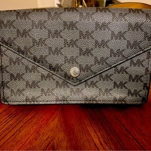 Fairly new MK Fanny pack. Very stylish ☺️